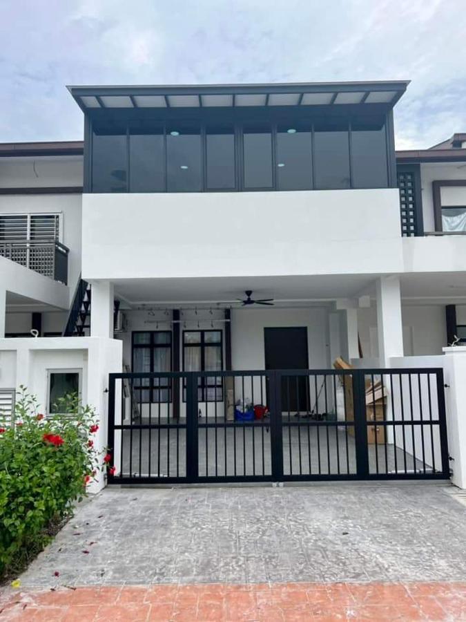 Kampong Simpang Empat Faridz Homestay At Myra Saujana מראה חיצוני תמונה