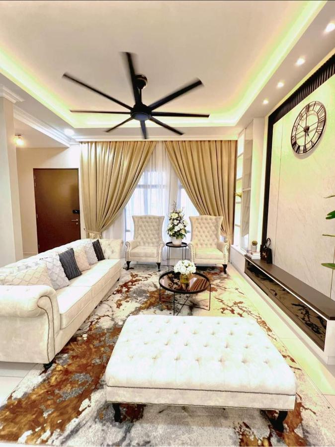 Kampong Simpang Empat Faridz Homestay At Myra Saujana מראה חיצוני תמונה